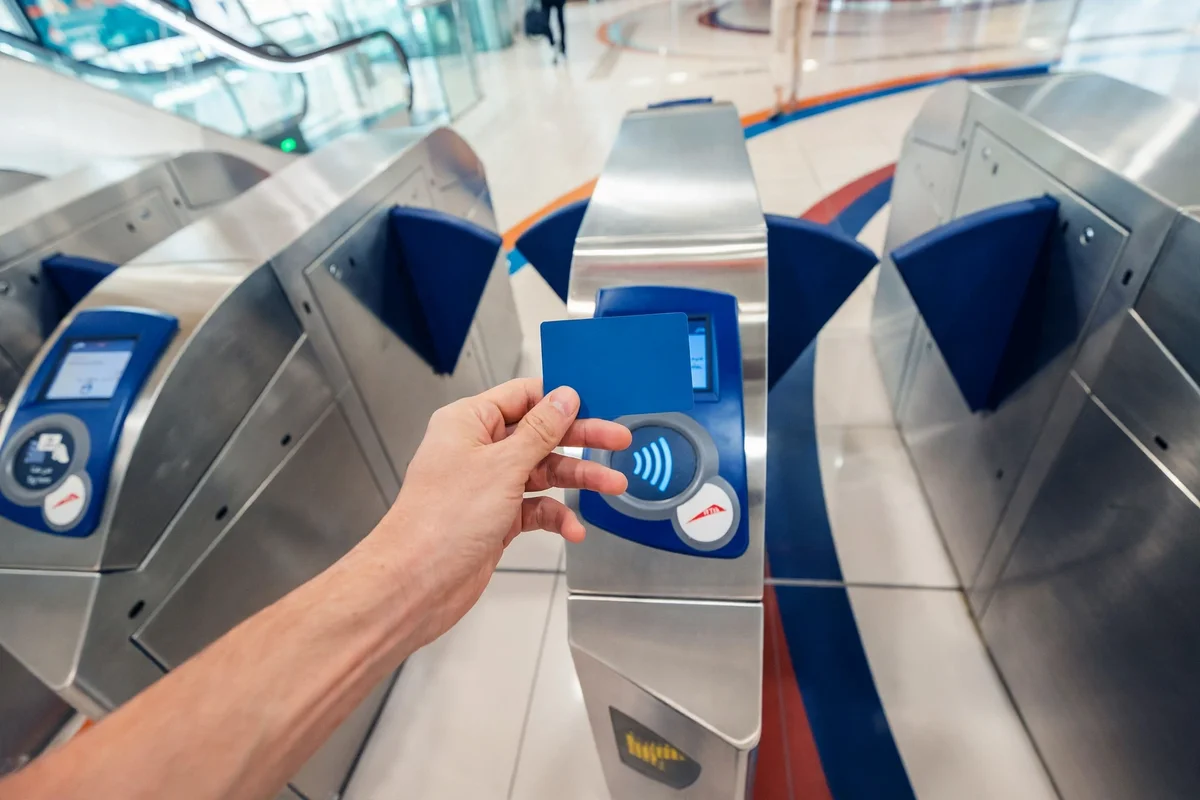 Tapping a nol card at a Dubai Metro gate